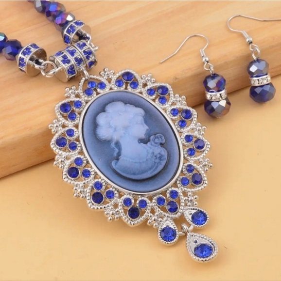 🥀FINAL PRICE! BLUE MAGIC GLASS CAMEO NECKLACE &  EARRING SET NWT - Picture 2 of 5